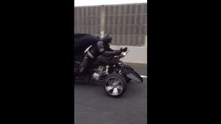 VIDEO: Batman probó su nueva motocicleta en la calle