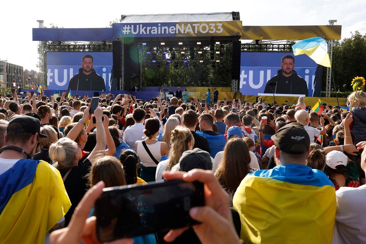 El presidente ucraniano Volodymyr Zelensky se dirige a la multitud en la plaza Lukiskiu en Vilna el 11 de julio de 2023, durante una cumbre de la OTAN. (Foto de Odd ANDERSEN / AFP).