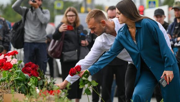 La gente trae flores en un monumento conmemorativo informal junto al antiguo 'Centro Wagner PMC' en San Petersburgo, Rusia, 24 de agosto de 2023 |  EFE/EPA/ANTON MATROSOV