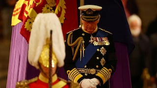 El rey Carlos III y sus hermanos velan por la reina Isabel II en la Vigilia de los Príncipes