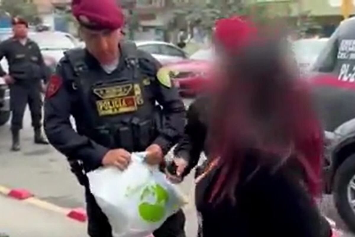 Mujer transportaba droga mientras viajaba junto a su hija de 10 años. (Foto: Captura/América Noticias)