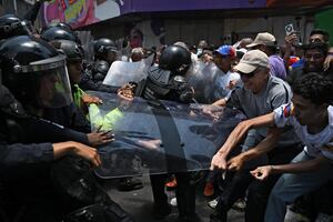 Venezuela: policía lanza gases lacrimógenos a manifestantes que intentan llegar a palacio presidencial de Miraflores