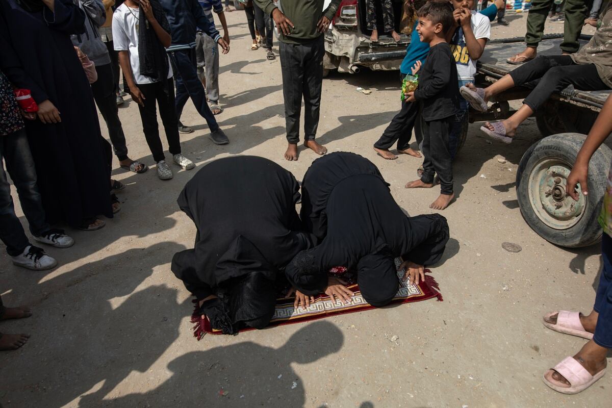 Palestinos desplazados internos celebran el anuncio de un acuerdo de alto el fuego entre Hamás e Israel en Jan Yunis, en el sur de la Franja de Gaza, el 9 de octubre de 2025. (EFE/EPA/HAITHAM IMAD)