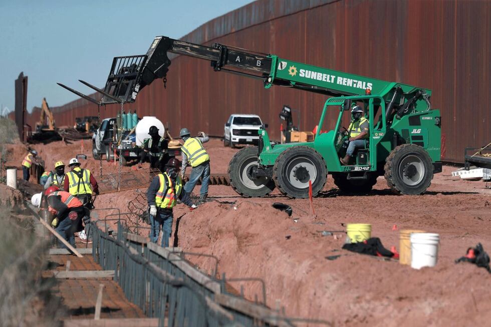 La construcción del muro negro fronterizo entre Estados Unidos y México en la zona de Santa Teresa, frente a Ciudad Juárez, forma parte de un proyecto impulsado por el gobierno del presidente, Donald Trump. Foto: EFE/Luis Torres
