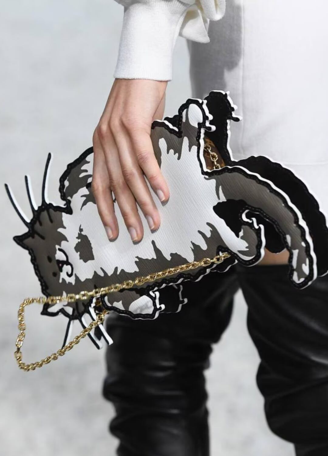 Para su colección Resort 2019, Louis Vuitton colaboró con Grace Coddington, antigua directora de Vogue US, quien se inspiró nada menos que en los retratos que hizo de sus adorados gatos. Algunos bolsos con pequeños bordados de felinos hasta otros con forma completa de gato.
(Foto: Getty Images / Pinterest)