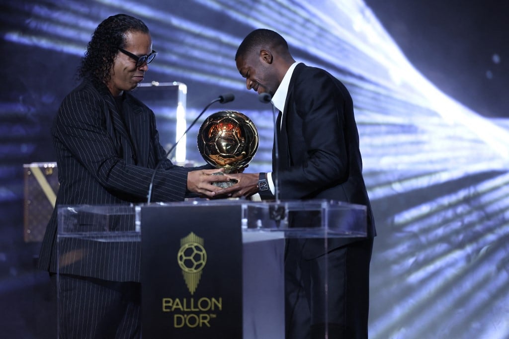 Paris Saint-Germain's French forward Ousmane Dembele receives the Ballon d'Or award from Brazilian former football player Ronaldinho (L) during the 2025 Ballon d'Or France Football award ceremony at the Theatre du Chatelet in Paris on September 22, 2025. (Photo by Franck FIFE / AFP)