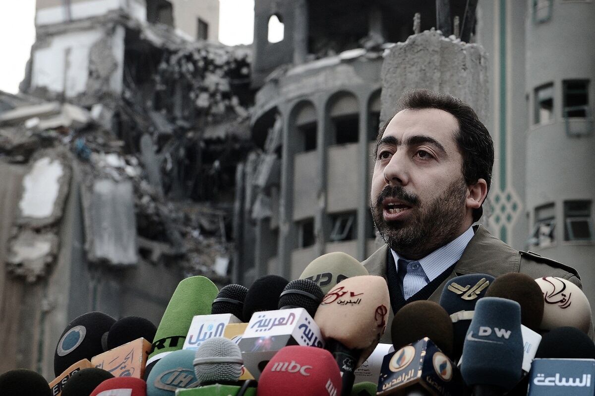 El portavoz del Ministerio del Interior de Hamas, Taher al-Nunu, da una conferencia de prensa tras un ataque israelí en la ciudad de Gaza, el 19 de enero de 2009. (Foto de OLIVIER LABAN-MATTEI / AFP)
