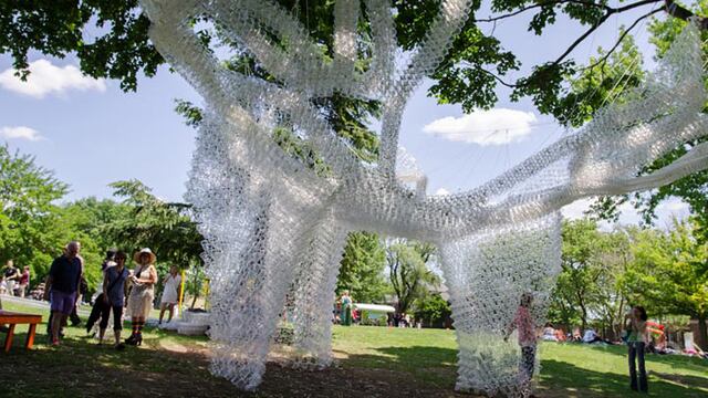 Reciclaje y arte: Mira la instalación hecha con vasos plásticos