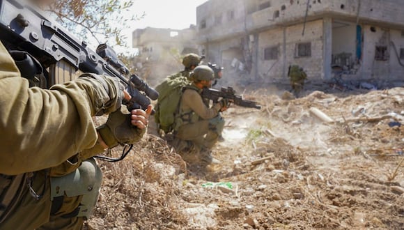 Soldados israelíes participan en una de las operaciones de las fuerzas armadas de Israel en las áreas de Shejaiya, Rafah y Gaza central, en una imagen publicada el 2 de julio de 2024. (Foto del Ejército israelí / EFE)