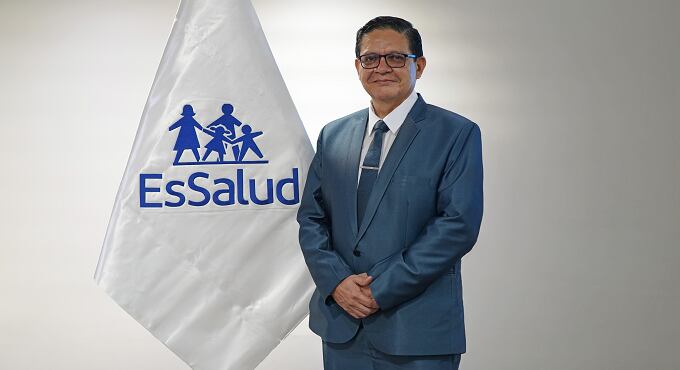 Segundo Acho Mego, presidente ejecutivo del Seguro Social de Salud (EsSalud), Foto: EsSalud