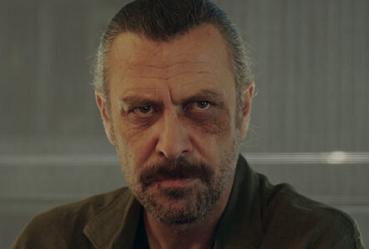 Nejat Isler vuelve a interpretar a Sadik Adil Öçal, quien busca a una joven desaparecida en la película turca "10 días de un hombre curioso" (Foto: Netflix)