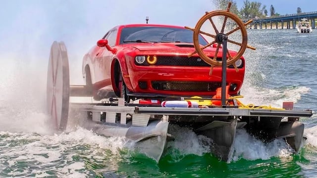 Parecía imposible: youtuber convierte un Dodge Challenger en un extraño barco | VIDEO