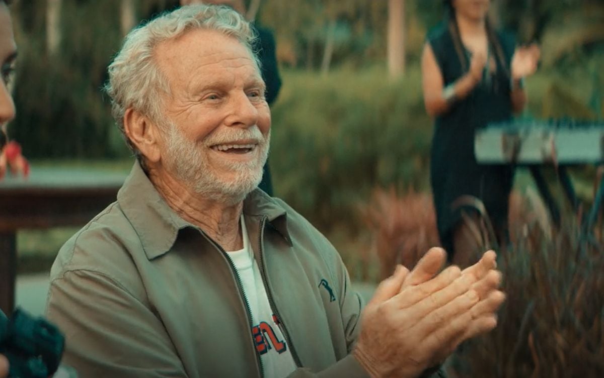 En "¡Viva la vida!", Benjamín ni se imagina que Jessica es su nieta (Foto: Ananã Produções)