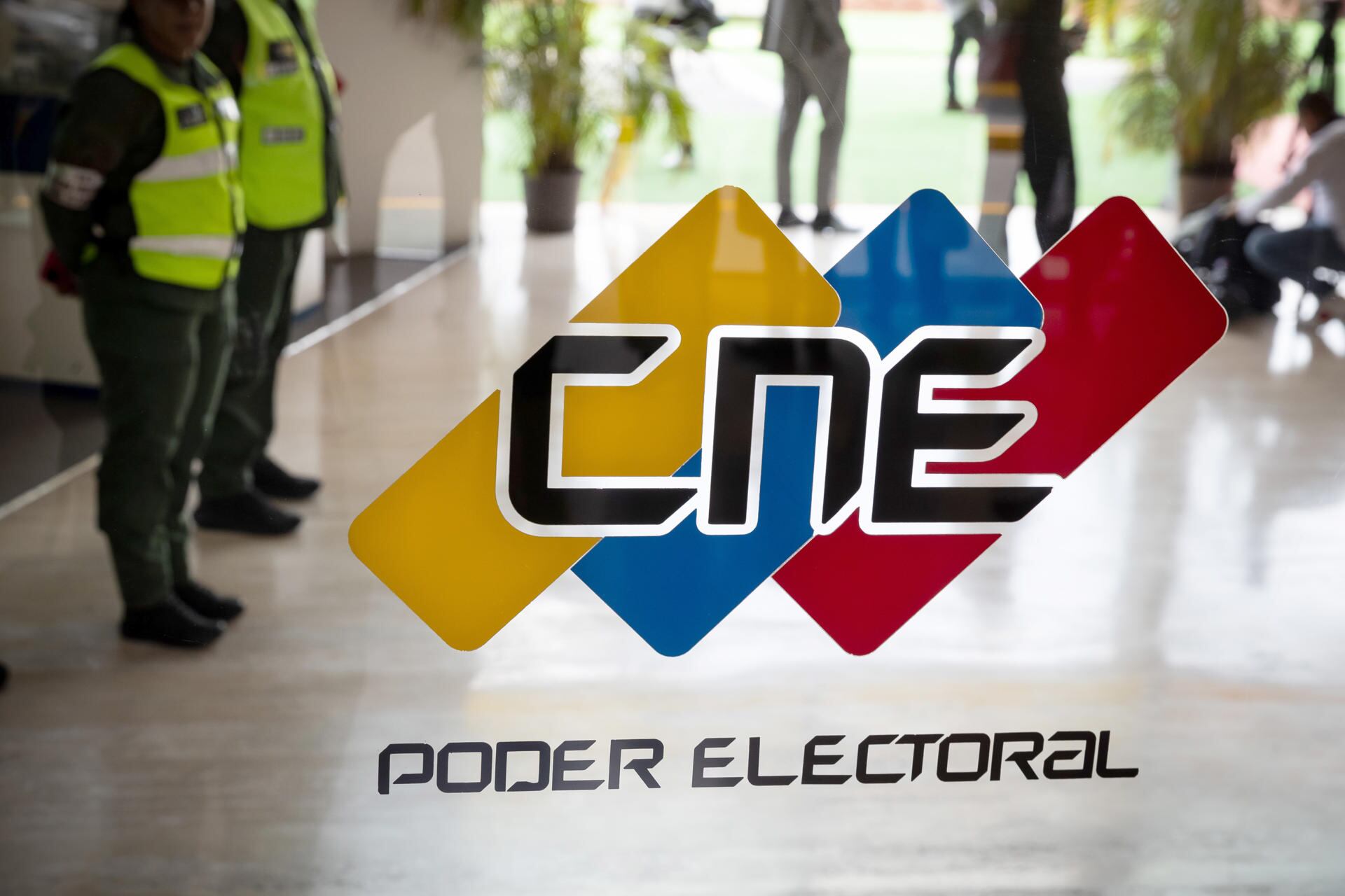 Fotografía de la entrada de la sede del Consejo Nacional Electoral (CNE), el 17 de abril de 2024, en Caracas, Venezuela. (EFE/ Rayner Peña R.).