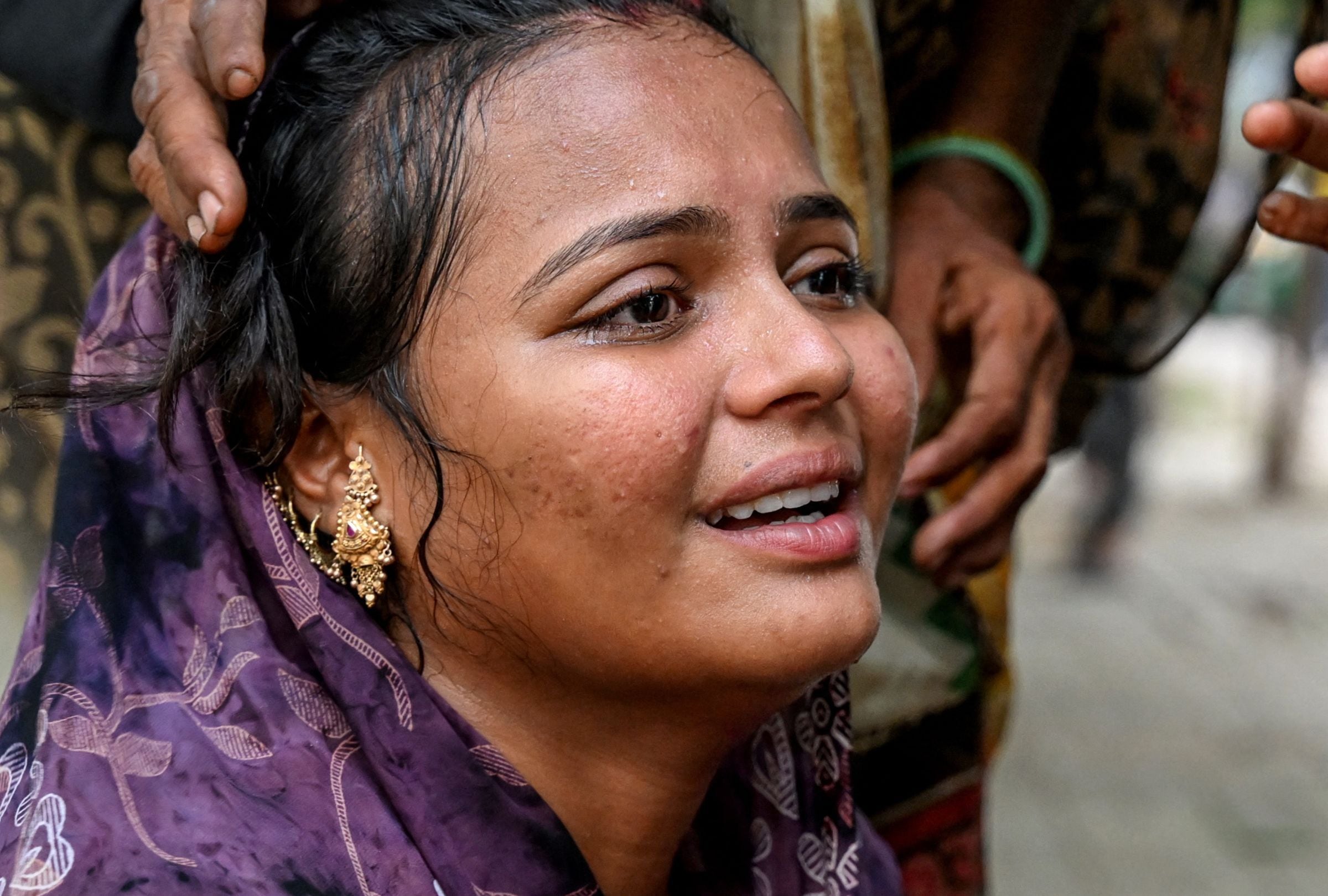 Una mujer llora fuera de la morgue a la familia que perdió en el vuelo 171 de Air India (Foto: AFP)