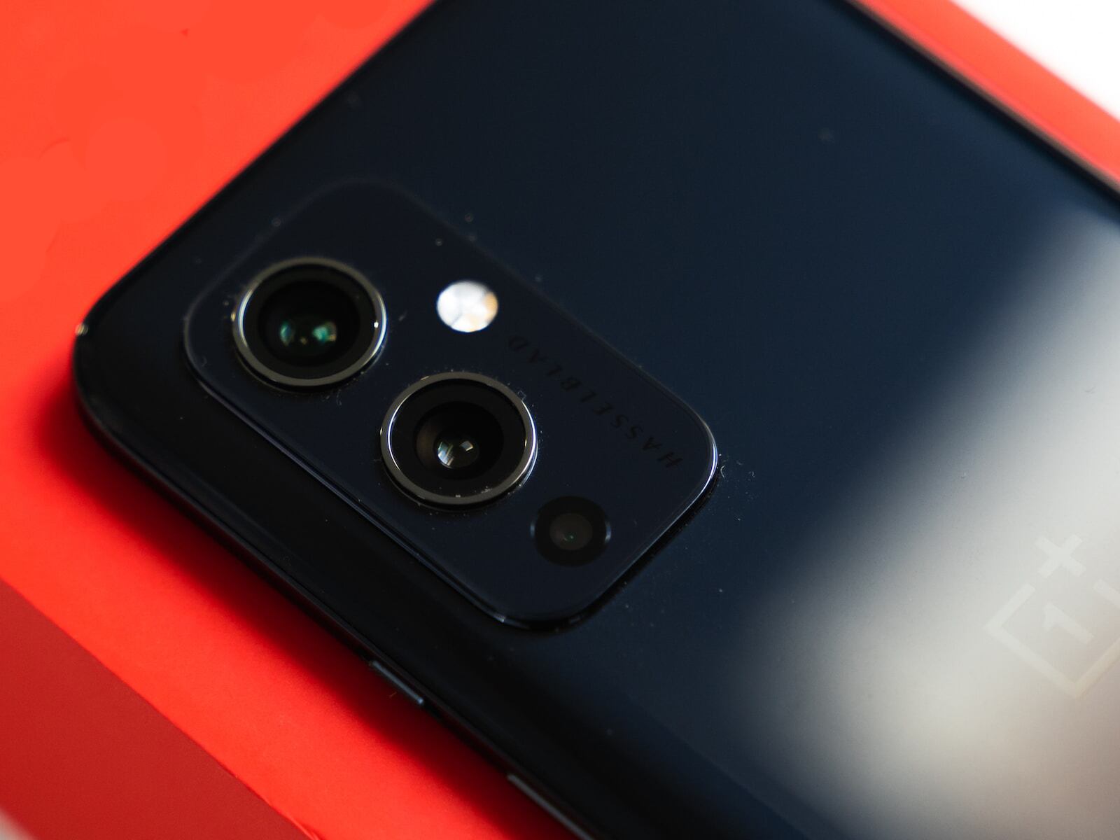 Si la luz aparece cada vez que te llegan mensajes o alertas, aquí te compartimos cómo deshabilitarla para siempre. (Foto: Unsplash)