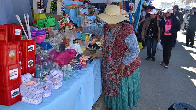 Casas y autos en miniatura encantan en feria de Alasita [FOTOS]