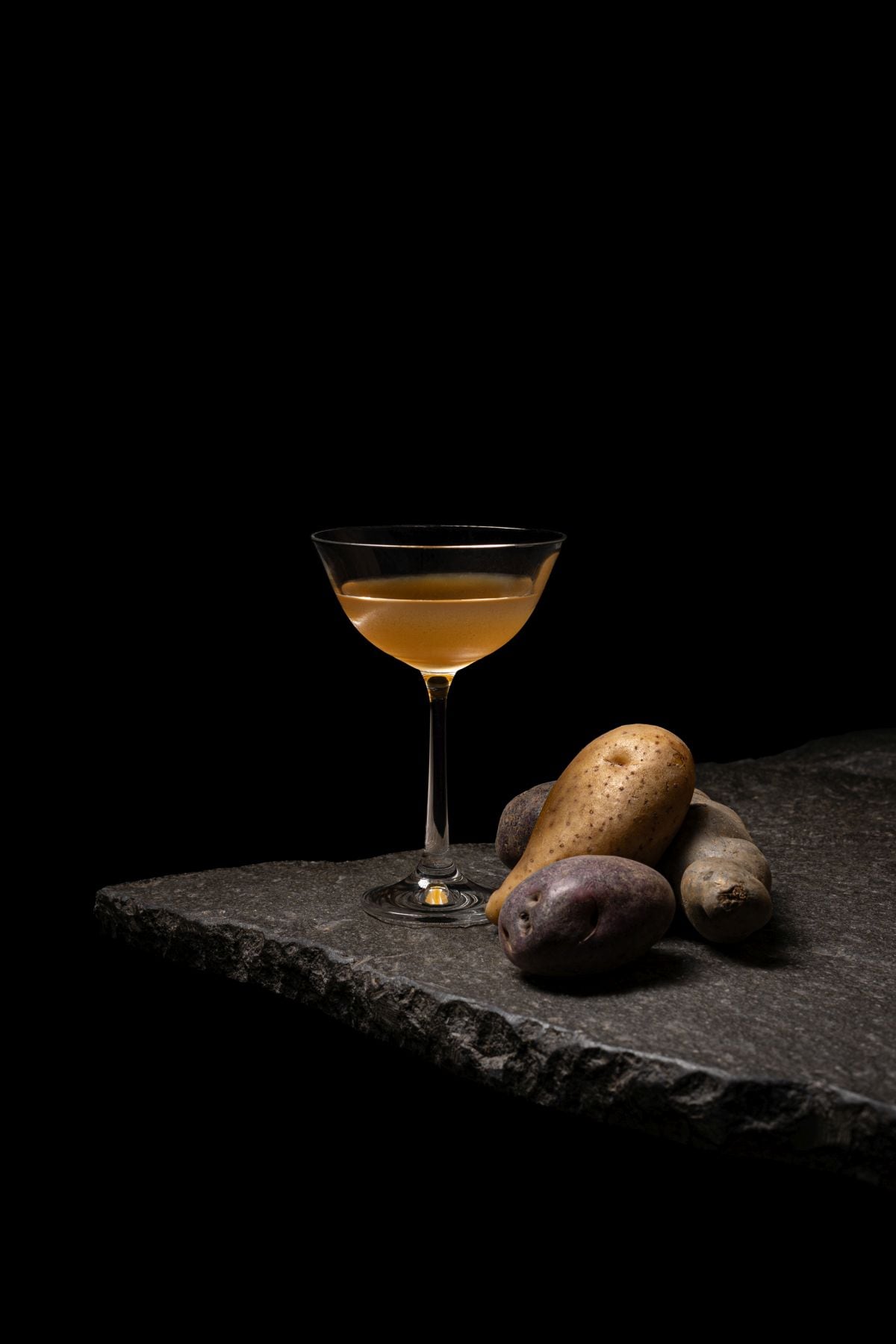 El cóctel papa seca es a base de miel de papa nativa huayro e infusión herbal de paico, huacatay y muña.