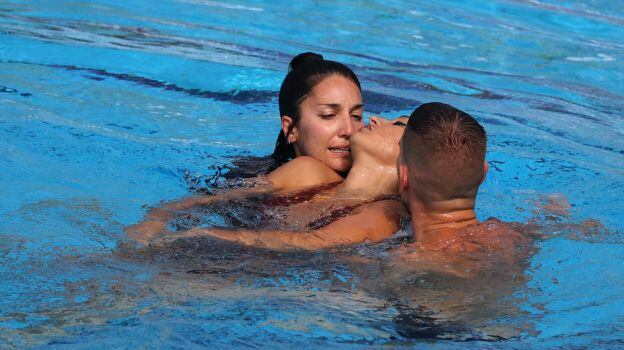 La nadadora estadounidense Anita Álvarez fue rescatada por Andrea Fuentes, quien saltó a la piscina al verla hundirse sin respirar. (Foto: AFP)