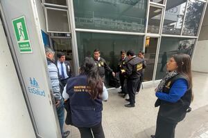 EsSalud intentó comprar suero en el extranjero a un precio tres veces mayor que en Perú: la historia de un polémico proceso