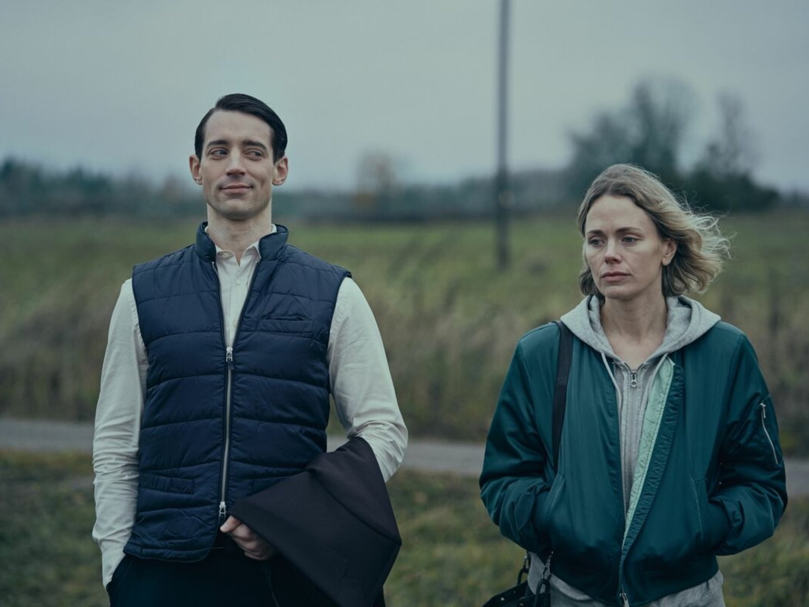 Jonas falsificó la firma de Lina en unos contratos importantes en la película sueca “La conferencia” (Foto: Netflix)