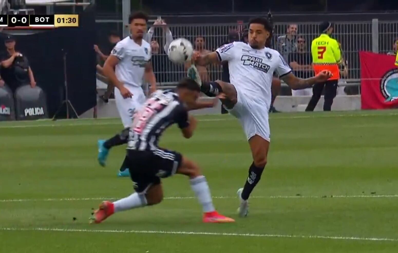 El mediocampista de Botafogo vio la tarjeta roja al minuto de iniciar el encuentro por la final de la Copa Libertadores 2024.