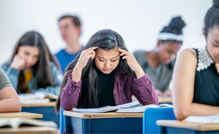 La presión por obtener buenas calificaciones y afrontar constantes evaluaciones puede generar ansiedad, estrés y otras afectaciones emocionales en estudiantes de secundaria, según especialistas consultadas para este reportaje.
