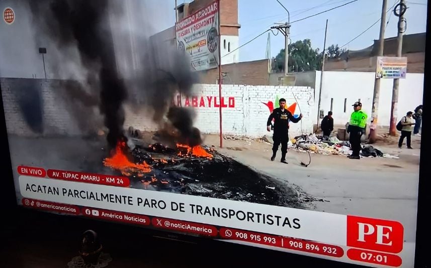 Bloquean vía y queman llantas en la avenida Túpac Amaru, kilómetro 24