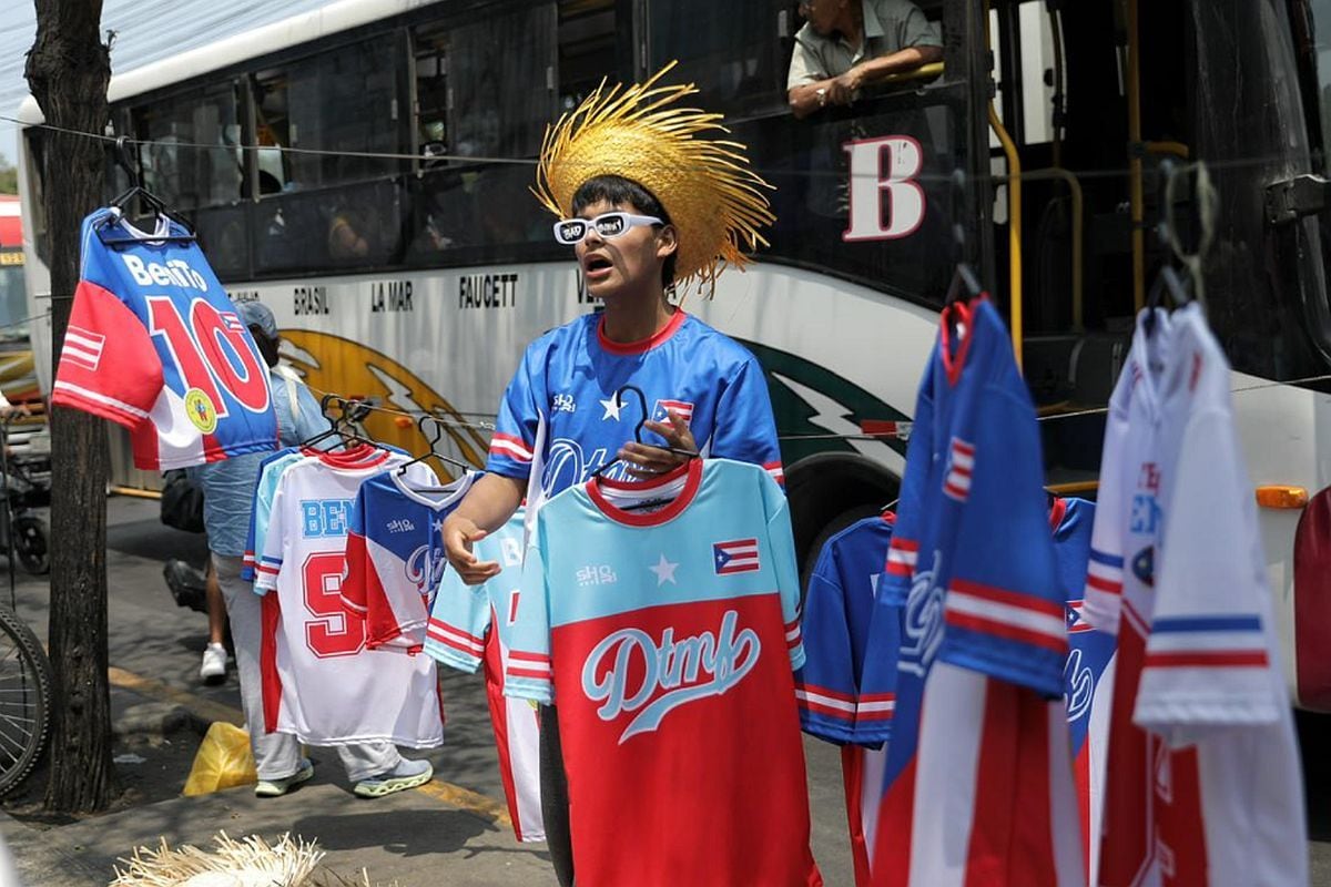 Vendedor de polos en las inmediaciones del Estadio Nacional | Foto: El Comercio
