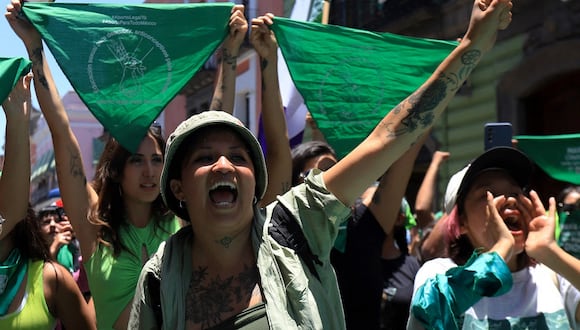 Integrante de una organización feminista celebra la aprobación de la despenalización del aborto en la Ciudad de Puebla, Estado de Puebla, México el 15 de julio de 2024. (Foto de Daniela PORTILLO / AFP)