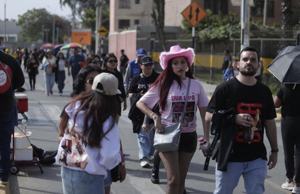 Fans de Dua Lipa ingresan al Estadio San Marcos de Lima para vivir una noche inolvidable en el marco de la gira Radical Optimism Tour. | Foto: Hugo Pérez/@photo.gec