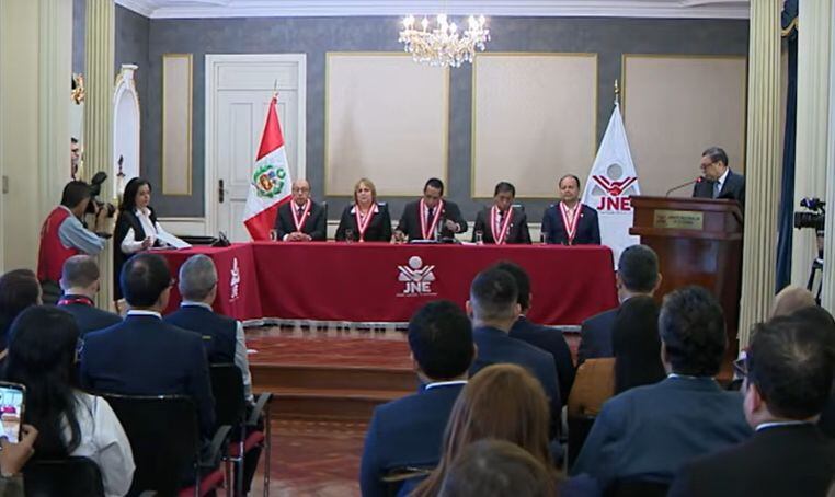 Hace uso de la palabra el presidente del JNE, Roberto Burneo.
