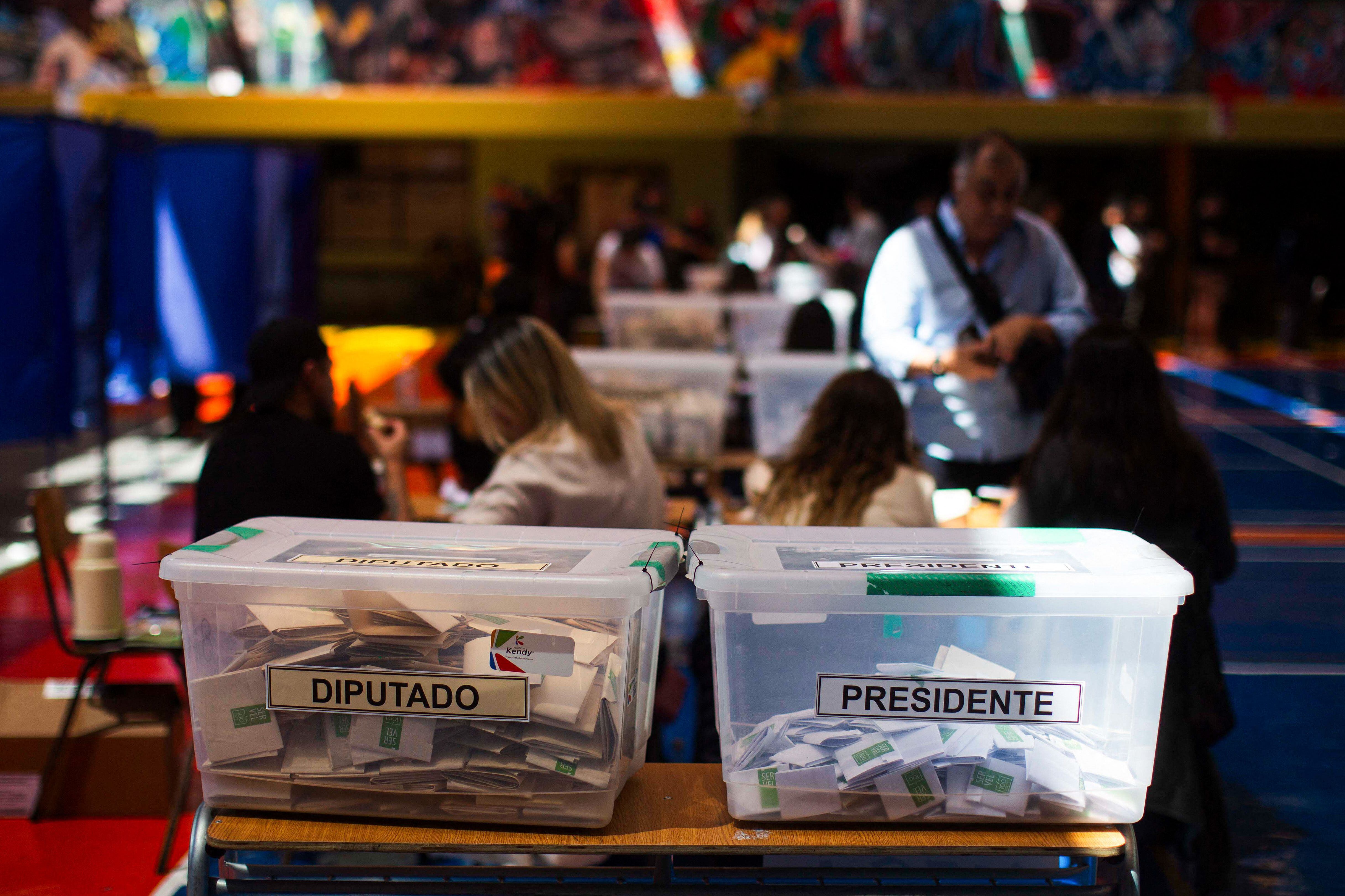 Los colegios electorales de Chile cerraron este domingo sus puertas para arrancar el conteo de votos en unas presidenciales que previsiblemente no se resolverán en primera vuelta y a las que llega como favorita la candidata única del progresismo, Jeannette Jara, pero aparentemente sin el apoyo suficiente para evitar una segunda vuelta.