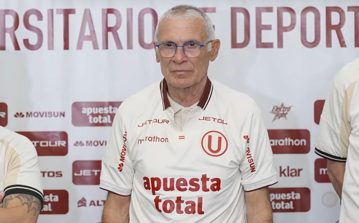 Héctor Cúper se puso la camiseta crema para posar ante los fotógrafos. De esta manera culminó la conferencia de prensa del nuevo entrenador de Universitario de Deportes.