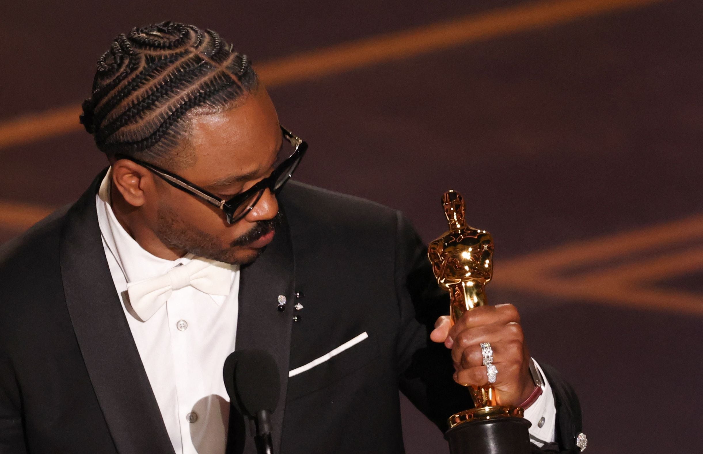 El director y guionista Ryan Coogler ganó el Oscar a Mejor Guion Original por Sinners en los 98th Academy Awards. (Foto: Patrick T. Fallon / AFP)