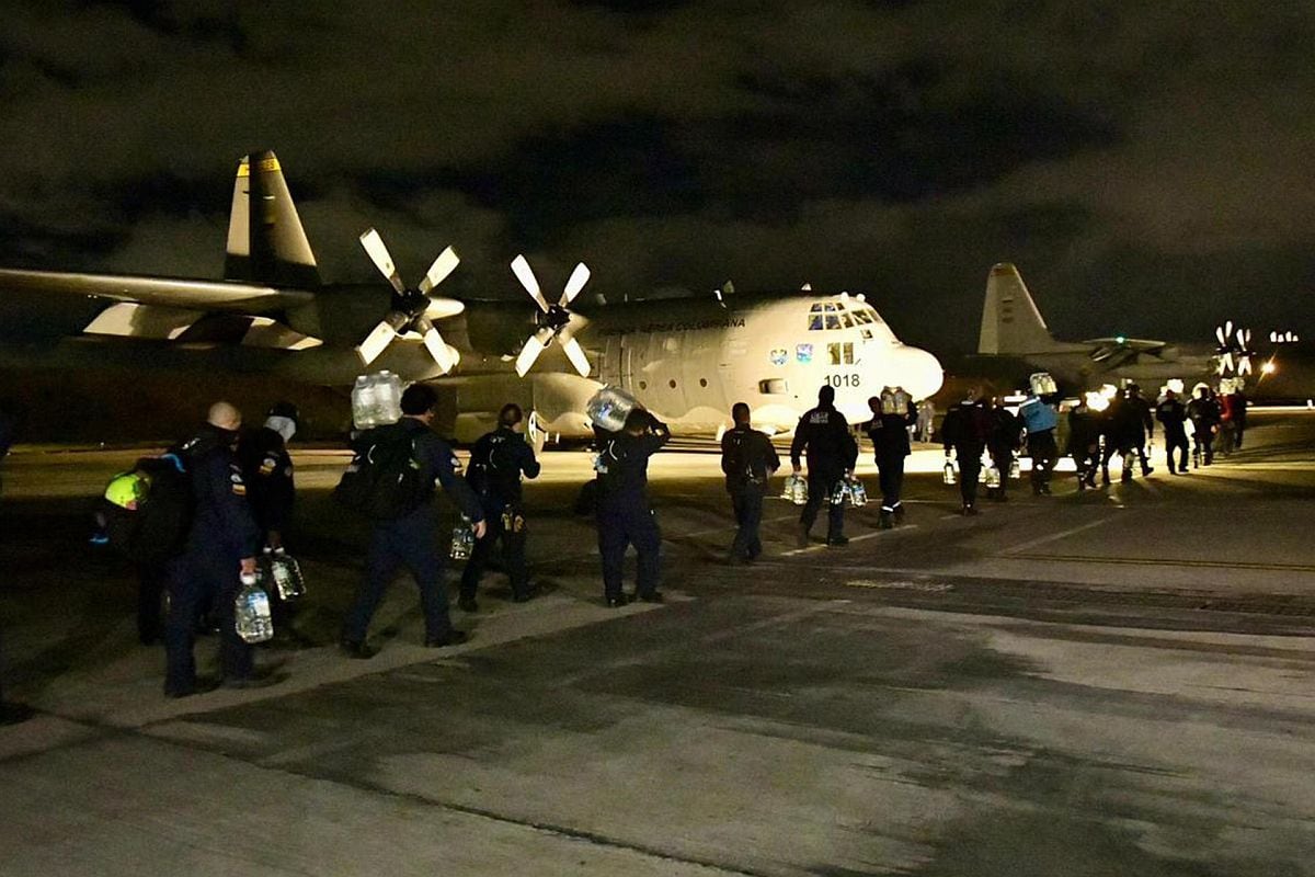 Fotografía cedida por la Unidad Nacional para la Gestión del Riesgo de Desastres (UNGRD) que muestra a integrantes del grupo de búsqueda y rescate USAR COL-1 con ayuda humanitaria rumbo a Venezuela este viernes, en Bogotá (Colombia). EFE/ Unidad Nacional para la Gestión del Riesgo de Desastres