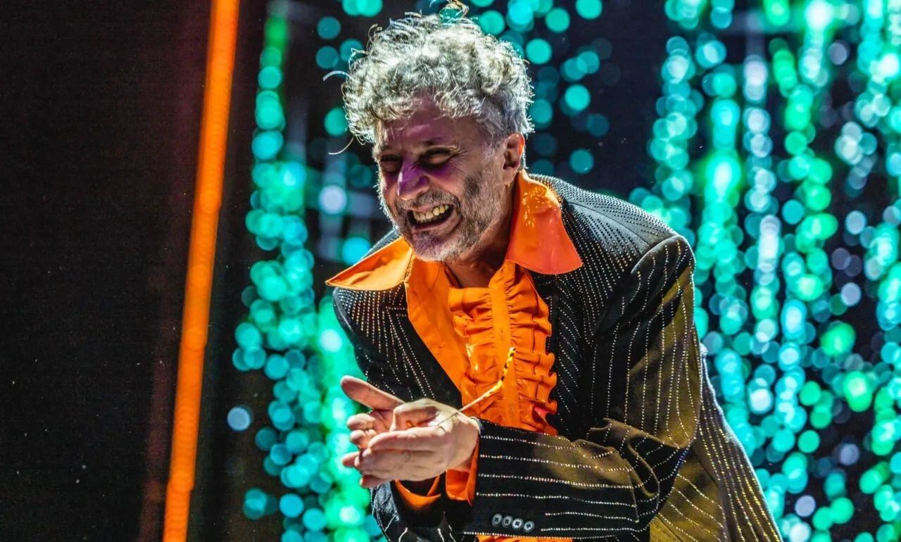 Arranca la Ceremonia Premiere de los Latin Grammy 2025 con una presentación de Fito Páez . Este evento previo a la gran gala central entregará 51 de los 60 premios de esta edición. La ceremonia contará con la participación de 18 artistas nominados como presentadores y 9 performances en vivo , que darán inicio a la gran celebración de la música latina.