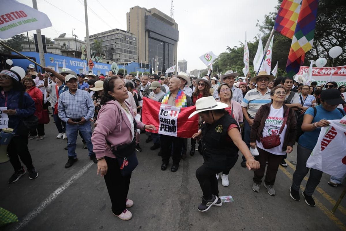 Simpatizantes del candidato presidencial de Juntos por el Perú, Roberto Sánchez, esperan su mitin de cierre de campaña en el Campo de Marte de Jesús María | Foto: César Bueno @photo.gec
