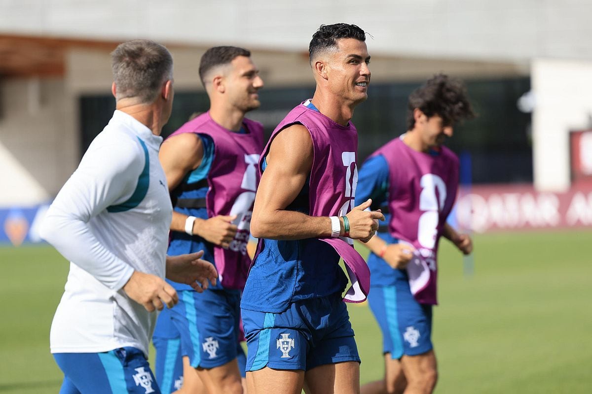 Cristiano Ronaldo (d) de Portugal trota en un entrenamiento este miércoles, como preparación para el partido contra Croacia | Foto: EFE/ Bienvenido Velasco