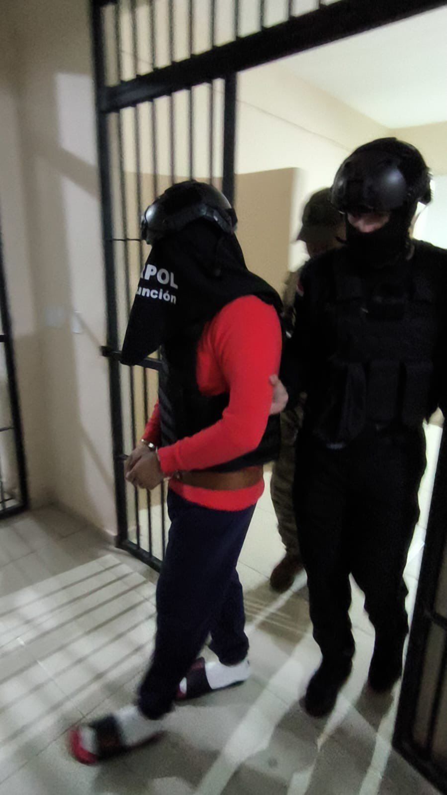 Imagen del preciso momento en el que 'El Monstruo' es retirado de su celda en el Centro Penitenciario de Reinserción Social Martín Mendoza de Paraguay | Foto: Ministerio de Justicia de Paraguay