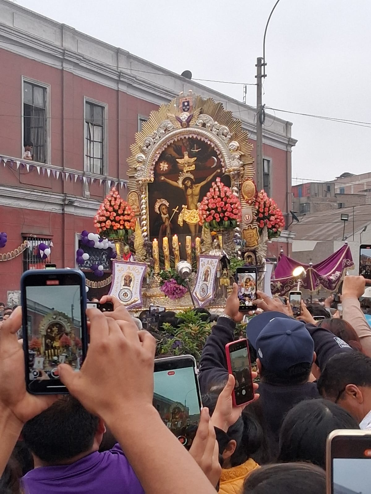 Miles de fieles acompañaron la imagen del Señor de Los Milagros mientras avanzaba por las calles del Centro de Lima en su tercer recorrido programado del 2025.