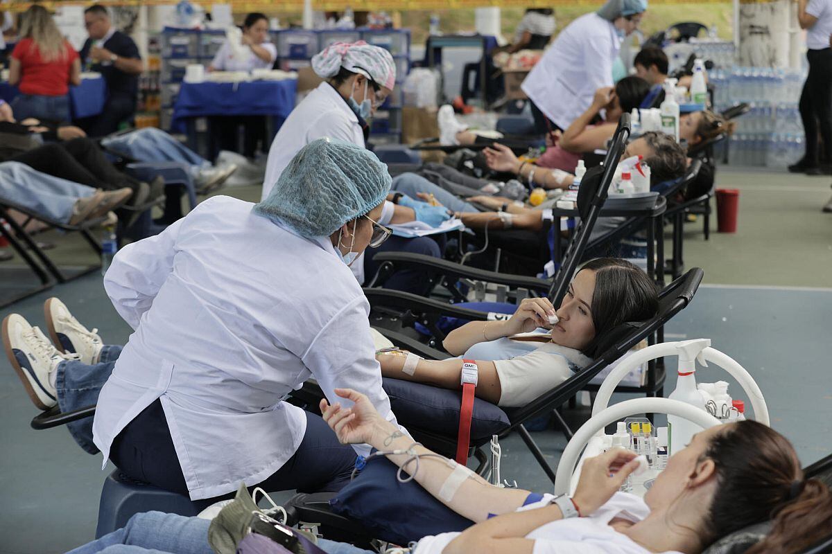 Personas participan en una jornada masiva de donación de sangre este jueves, en el estadio Palogrande en Manizales (Colombia) | Foto: EFE/ Carlos Ortega
