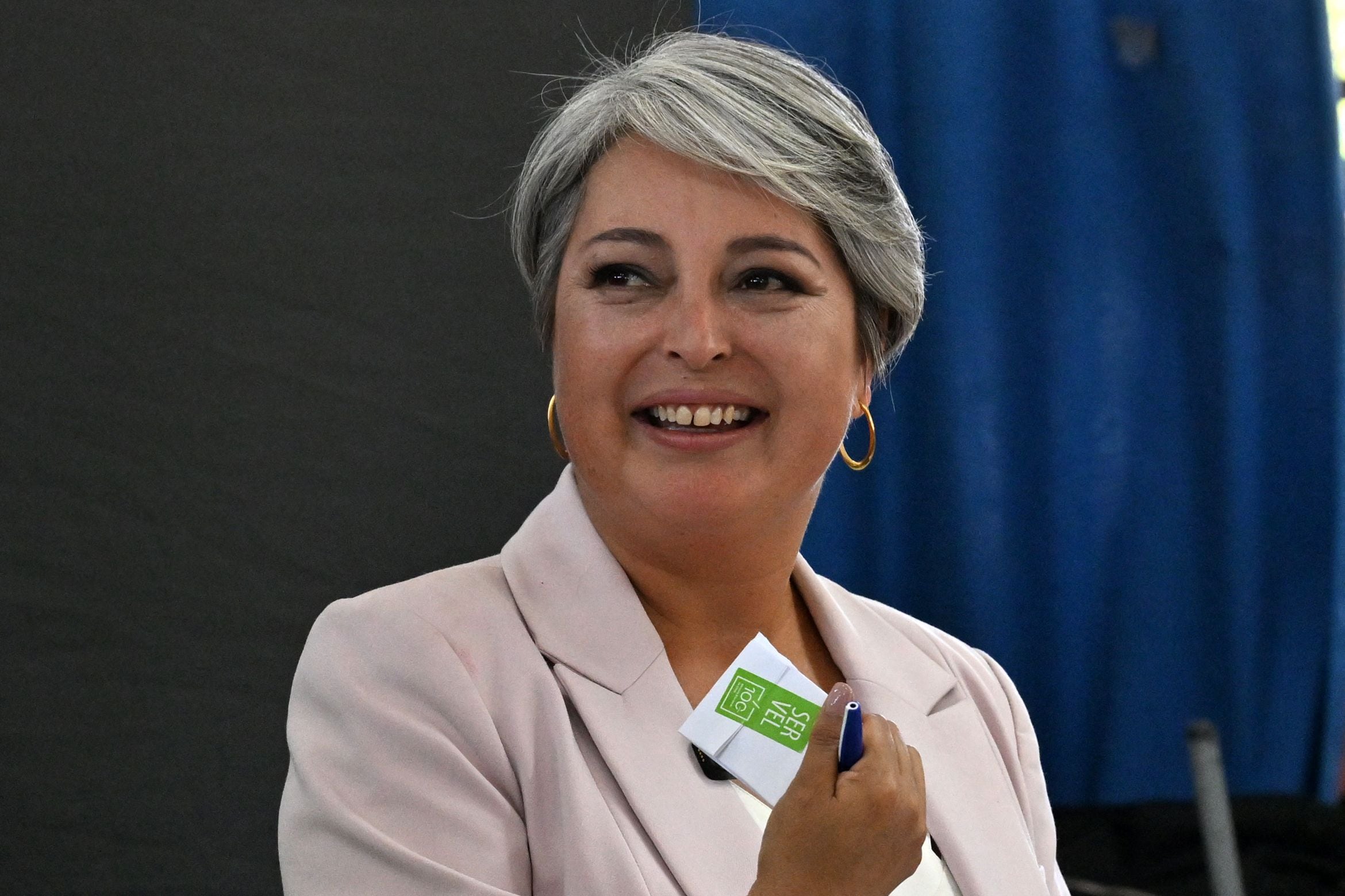 La plataforma DecideChile dio a conocer los resultados preliminares en algunos países. Así, considerando las 17 naciones que han cerrado sus mesas, y un total de 6.868 votos, la candidata del oficialismo, Jeannette Jara , estaría liderando con el 50,3% de las preferencias; seguida del candidato del Partido Nacional Libertario, Johannes Kaiser, con el 14,9%. En tercer lugar aparece la abanderada de Chile Vamos, Demócratas y Amarillos, Evelyn Matthei, con el 13,4%; mientras que el candidato del Partido Republicano, José Antonio Kast, obtiene el 13,2%.