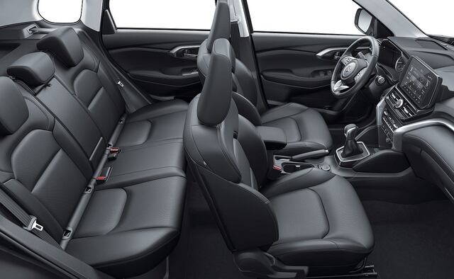 Cuenta con techo panorámico, su característica grilla máscara frontal cromada, barras de techo en las versiones full equipo y aros de aleación de 17”.