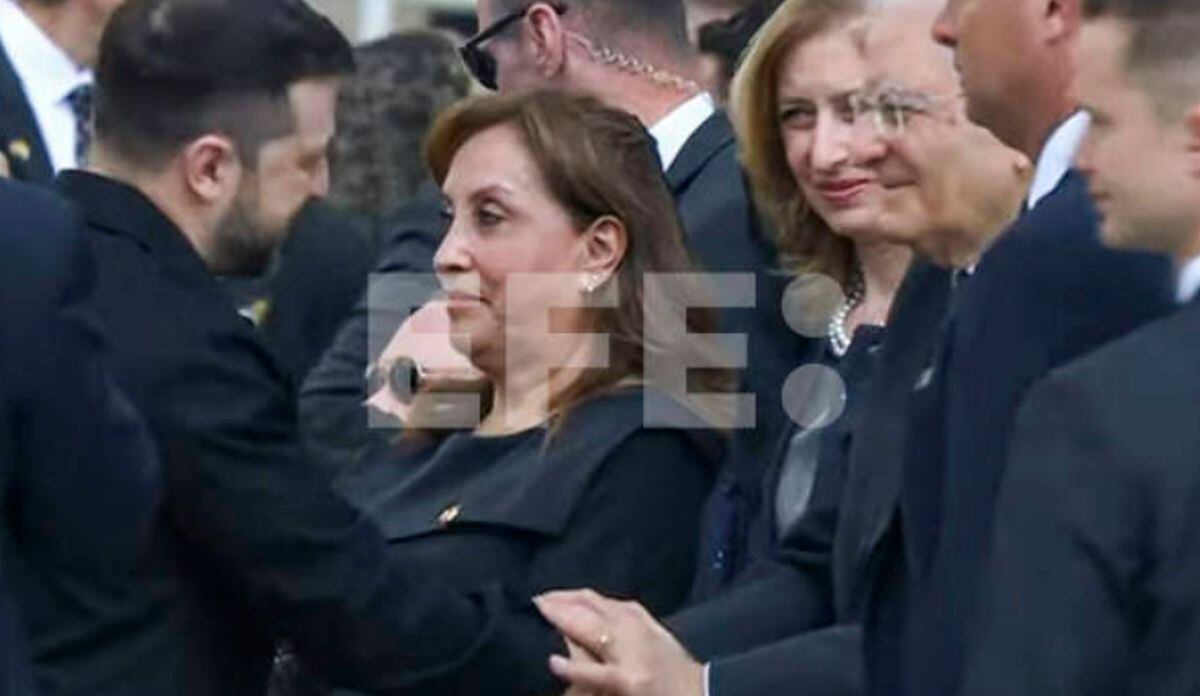 Otra imagen donde se aprecia a la presidenta del Perú, Dina Boluarte, entre las autoridades asistentes a la misa de entronización del papa León XIV | Vatican News / EFE
