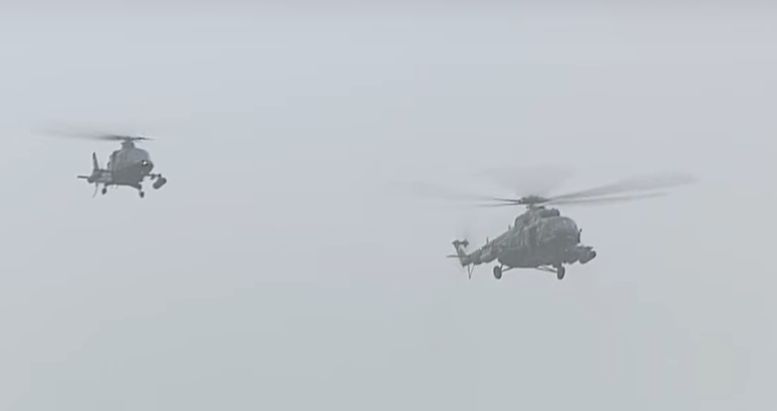 Los helicópteros de la aviación del Ejército sobrevuelan la avenida Brasil durante el paso de los miembros de esa fuerza armada | Foto: Captura TV Perú