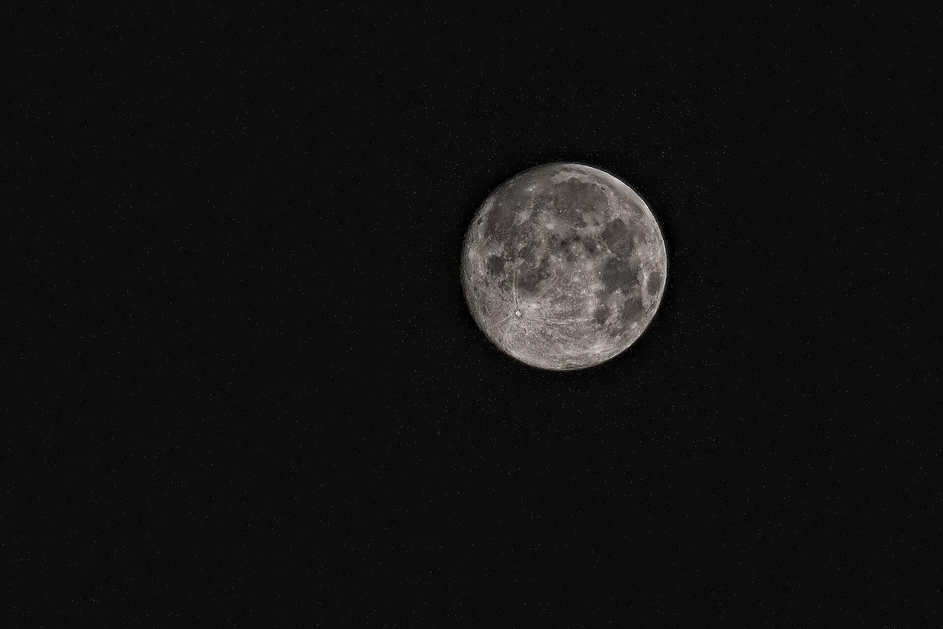 Durante la misión Artemis II , los astronautas sobrevolarán la cara oculta de la Luna a una distancia de entre 6.500 y 9.500 kilómetros, donde dedicarán varias horas a observar y fotografiar su superficie para estudiar su geología y preparar futuras misiones de alunizaje. Desde las ventanas de la cápsula Orión también podrán contemplar una vista única de la Luna en primer plano y la Tierra a lo lejos, aunque durante el paso detrás del satélite perderán comunicación con la Tierra durante unos 30 a 50 minutos antes de iniciar el viaje de regreso. Mira la nota aquí :