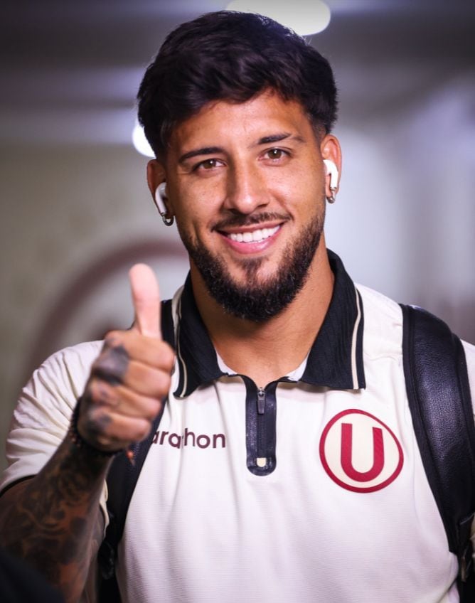 Caín Fara saluda durante la llegada del equipo de Universitario al estadio Monumental | Foto: Universitario de Deportes