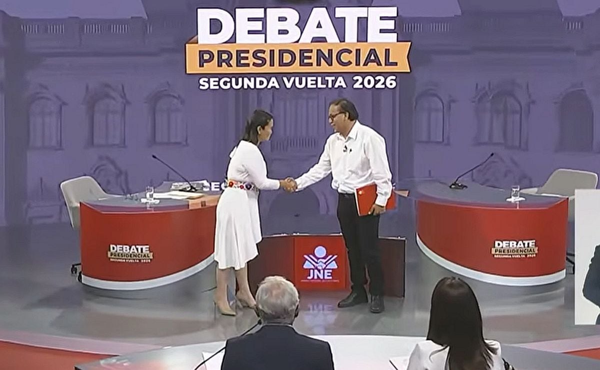 Los candidatos Keiko Fujimori y Roberto Sánchez culminan su participación en el debate y se dan la mano a modo de despedida.