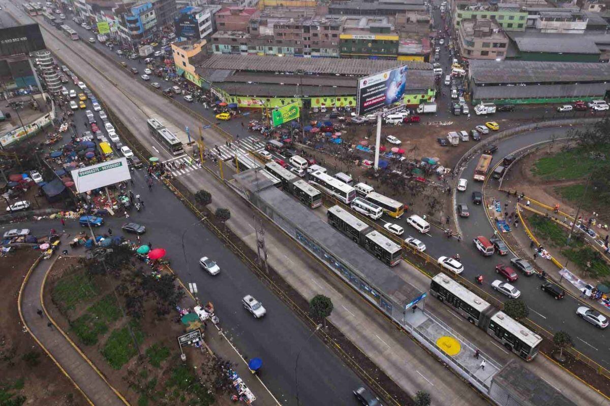 Vista aérea de cómo circularon las unidades de transporte público de pasajeros pese al paro convocado para esta jornada | Foto: ANDINA/ Braian Reyna
